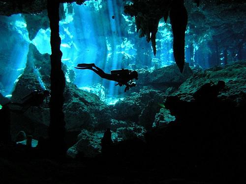 沖縄神秘的な水中洞窟