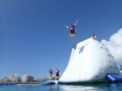 【沖縄本島】海上アスレチックで遊ぶなら北谷町へ！