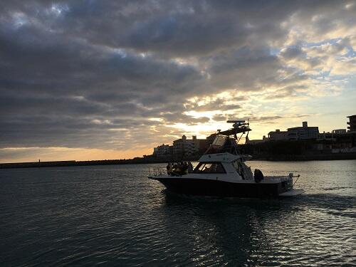 船に乗ってマリンアクティビティ体験！沖縄の海で子供も大人も気分爽快に楽しもう！