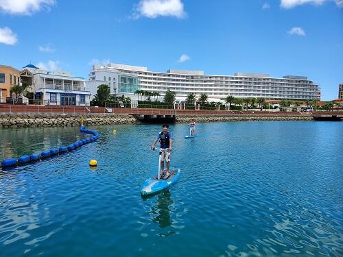 新感覚の『SUP・サップ』を沖縄の北谷で体験！お得にマリンスポーツ＆海遊びはシーパーク北谷へ！