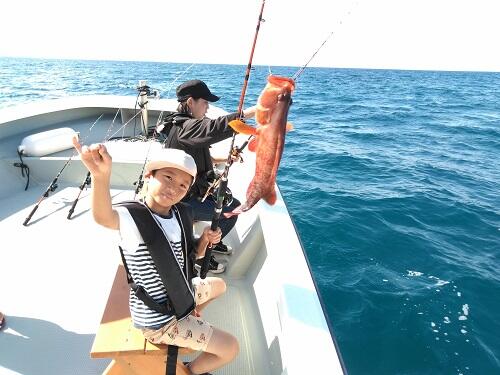 沖縄で『釣り体験』！どんな魚が釣れるかな？