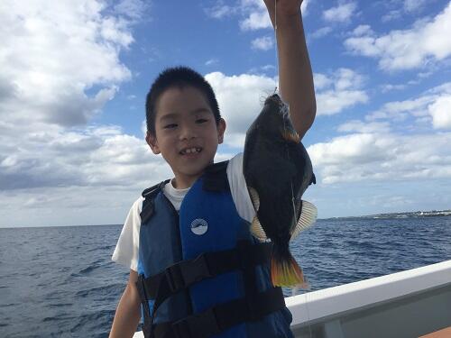 1名から参加OK！沖縄で初心者から楽しめる『船釣り体験』＠北谷