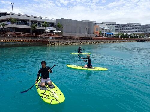 新感覚の『SUP・サップ』を沖縄の北谷で体験！お得にマリンスポーツ＆海遊びはシーパーク北谷へ！