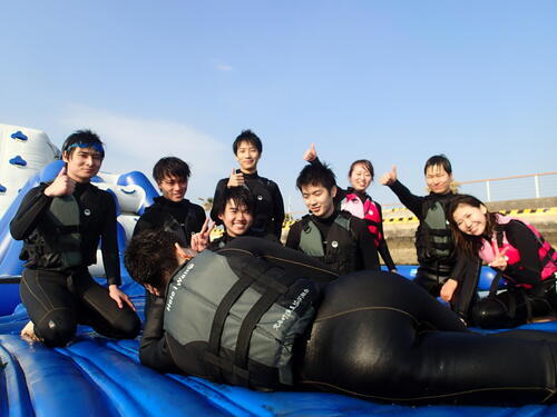 沖縄中部　冬も大人気！！船で行く海の公園「海上アスレチック」＠シーパーク北谷