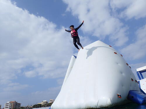 冬休みの沖縄旅行は海上アスレチックがオススメ！シーパーク北谷は年中開催！