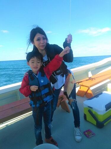 沖縄で船釣り体験？！3歳からのんびり『ボートフィッシング』＠シーパーク北谷