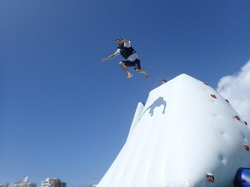 沖縄 年中無休で開催 海上アスレチック